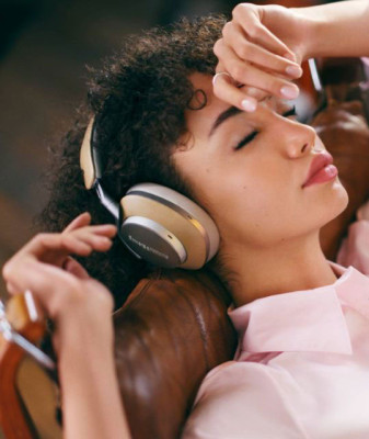 Bowers & Wilkins PX8 Tan