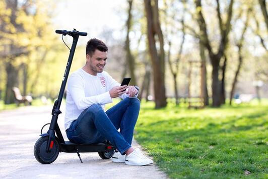 Vydejte se na cesty s elektro koloběžkou CUBE1 e-Scooter FWH10K