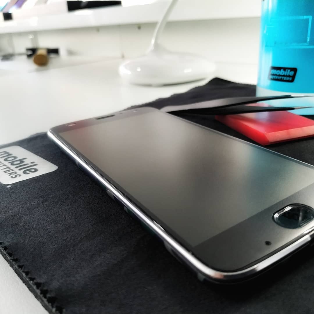 článek lepení fólií na mobil na míru