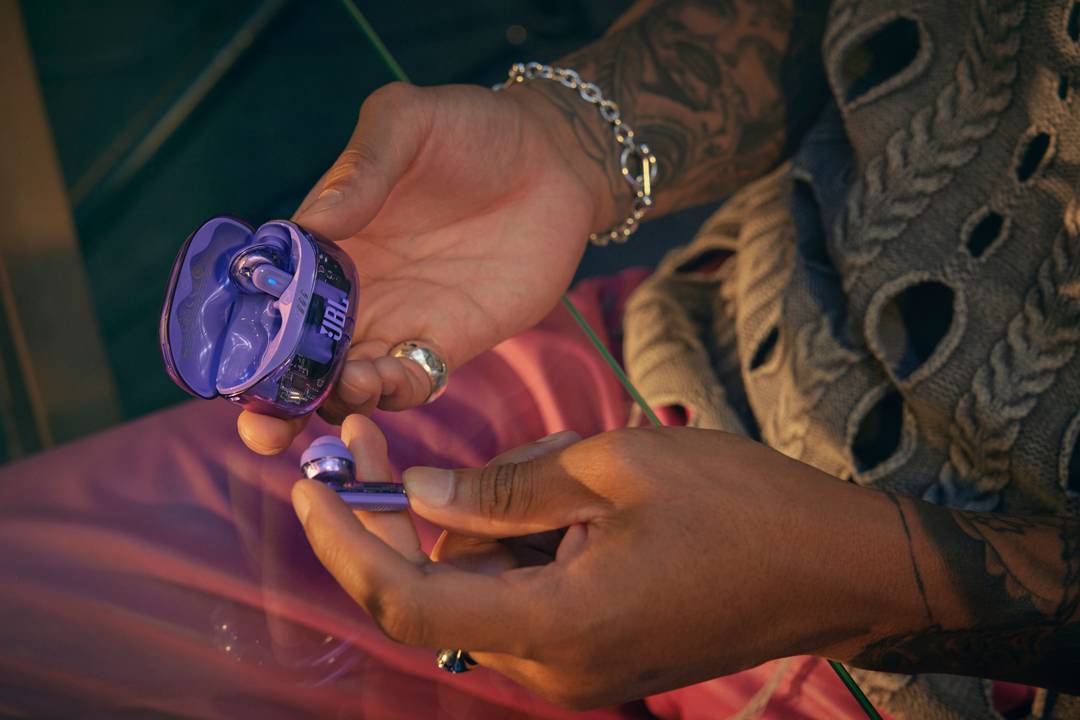 Bezdrátová sluchátka JBL Tune Beam 2 pohodlné nošení