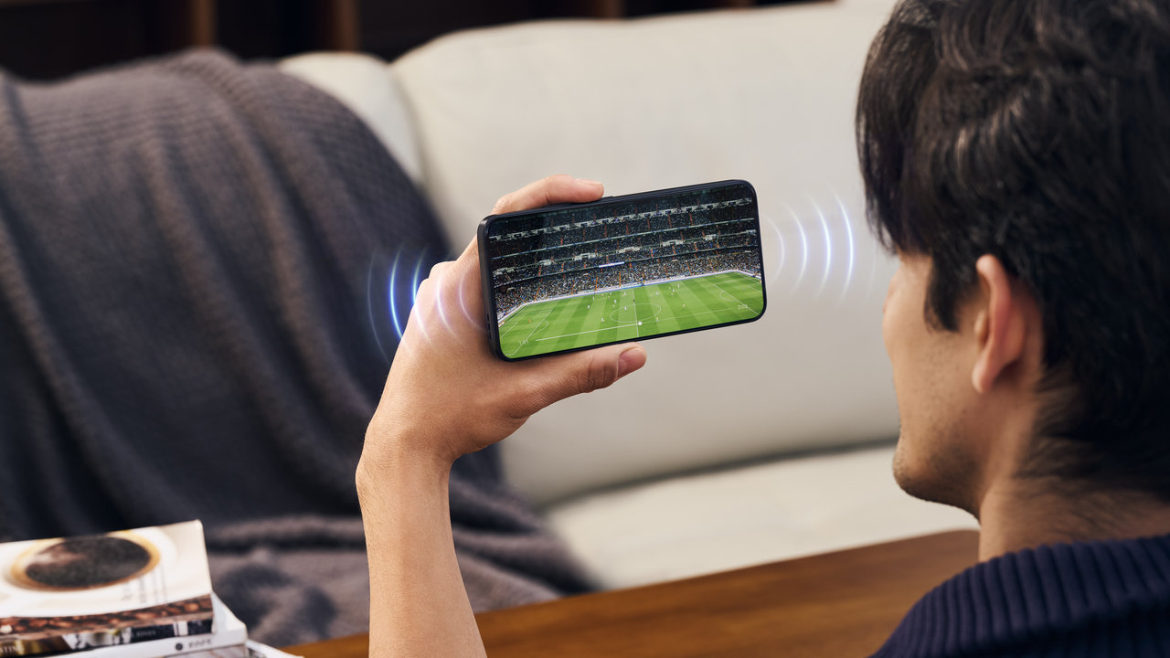 Mobilní telefon TCL 605 displej