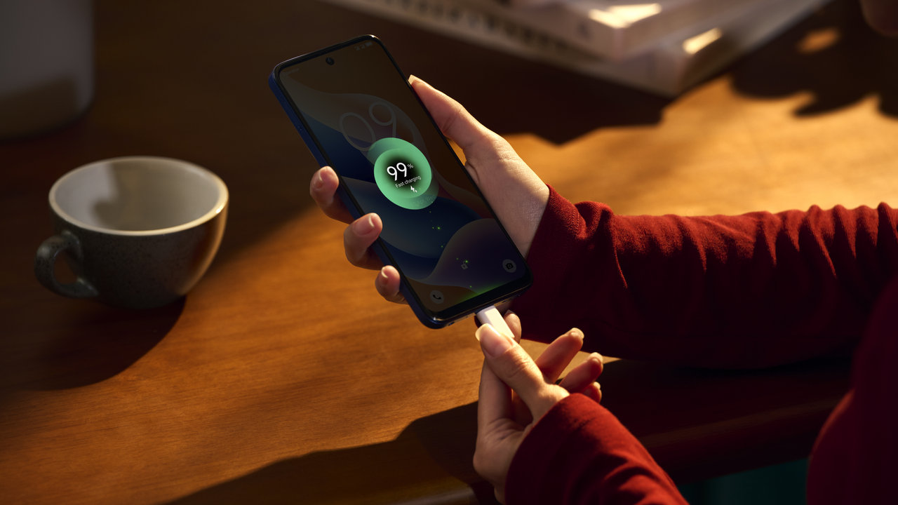 Mobilní telefon TCL 605 výbava