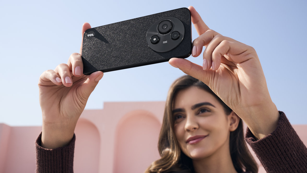 Mobilní telefon TCL 605 vybavení