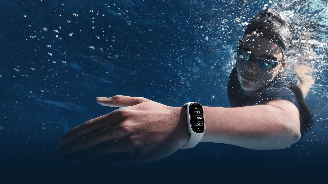 Chytrý fitness náramek Xiaomi Smart Band 10 sportování