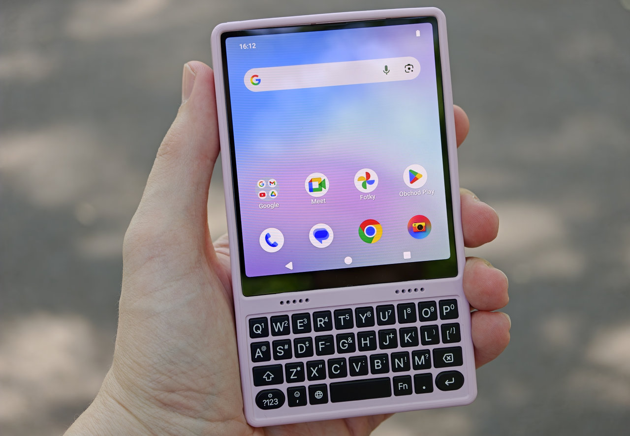 článek recenze Mobilní telefon IKKO MindOne Pro, pouzdro s klávesnicí